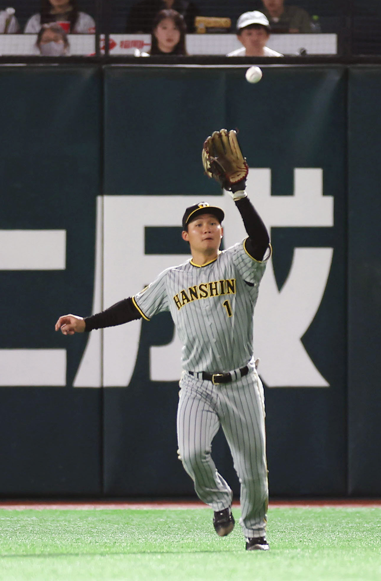 ソフトバンク対阪神　2回裏ソフトバンク1死二塁、今宮の右飛を捕球する森下（2024年3月20日撮影）