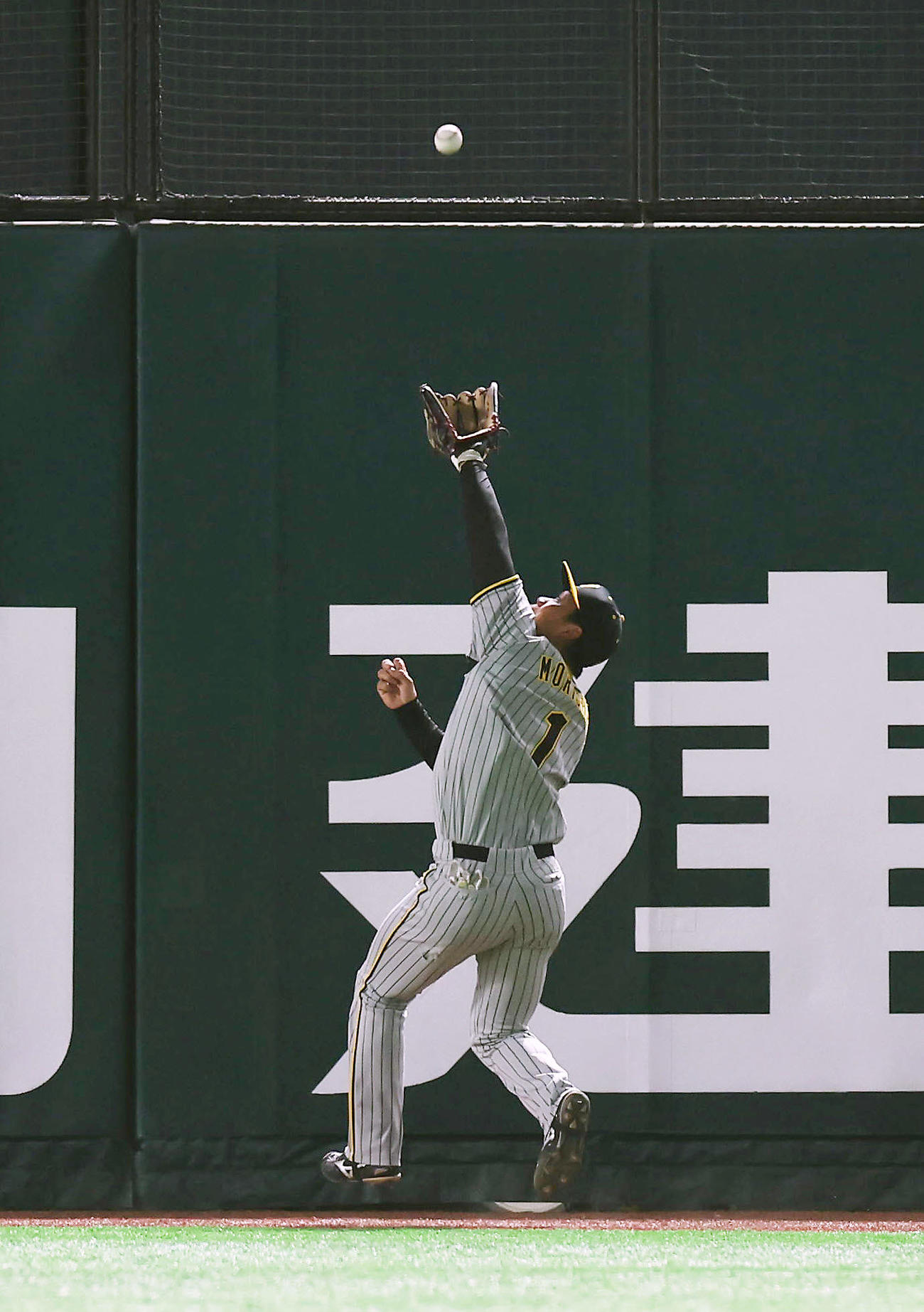 ソフトバンク対阪神　3回裏ソフトバンク2死満塁、栗原の右飛を好捕する森下（2024年3月20日撮影）
