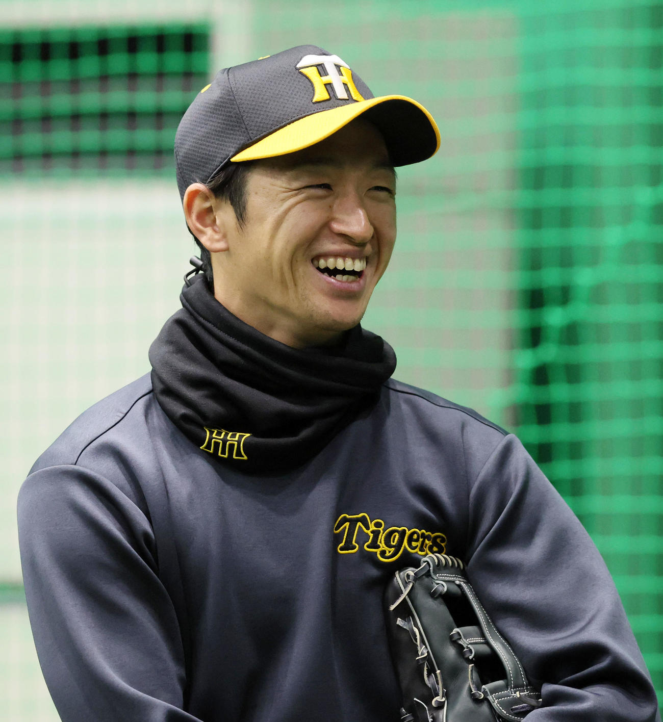 練習中、笑顔を見せる近本（撮影・加藤哉）
