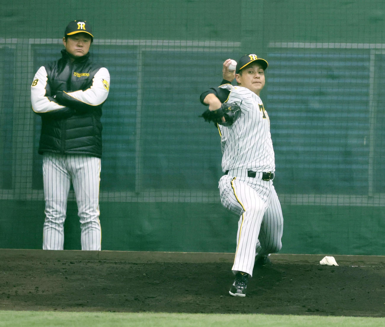 ブルペンで投球練習する大竹（撮影・加藤哉）