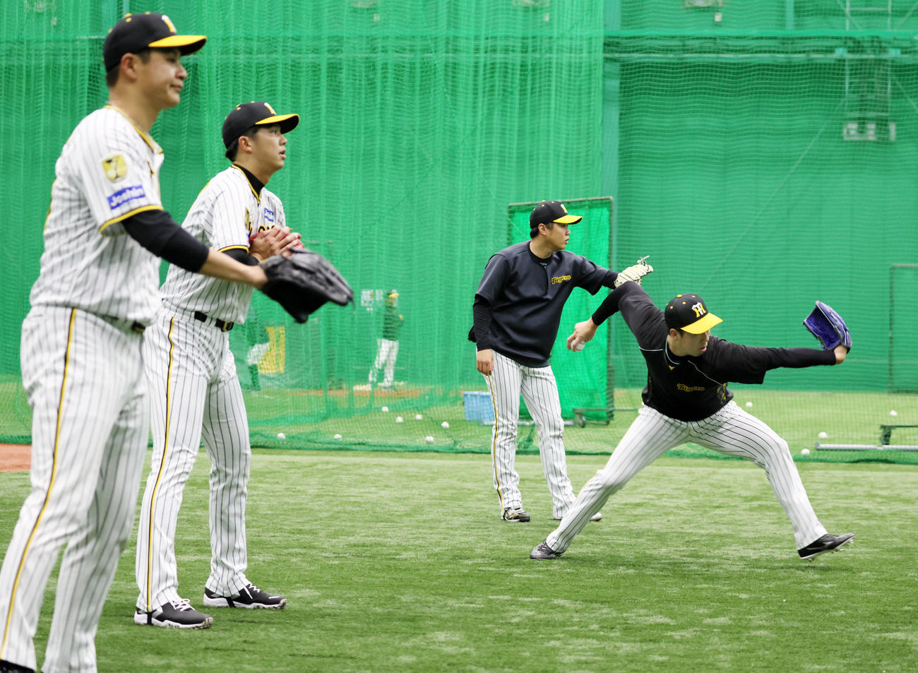 キャッチボールする青柳晃洋。左から大竹、才木、西勇（撮影・加藤哉）