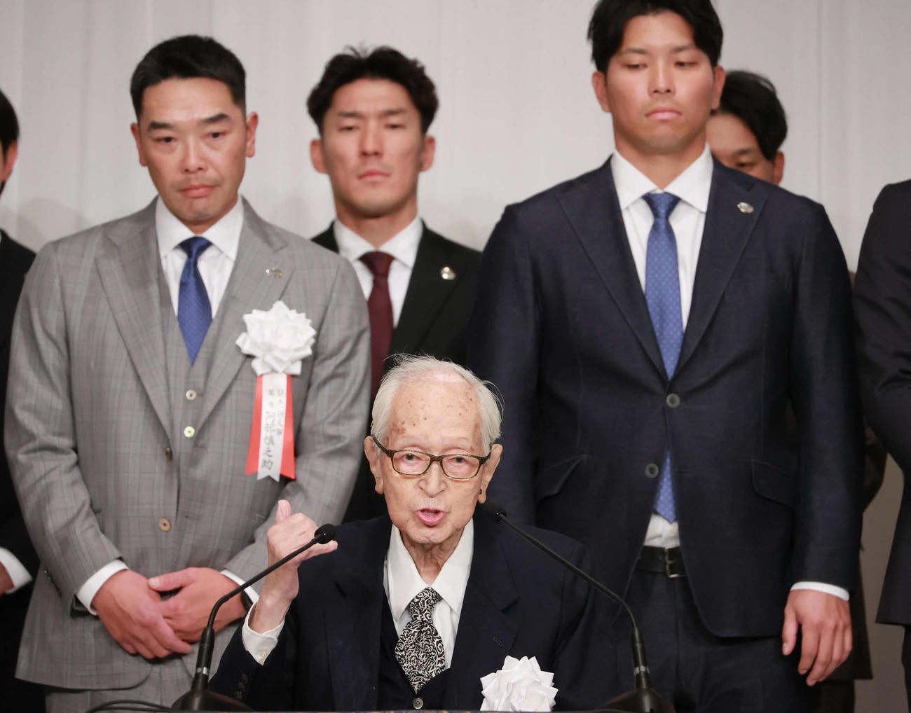 燦燦会であいさつする読売新聞グループ本社渡辺代表取締役主筆（手前）と巨人阿部監督（後列左）（球団提供）