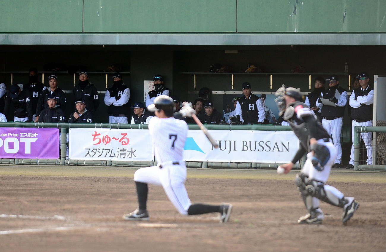 試合に敗れ、くふうハヤテのベンチは静まりかえる