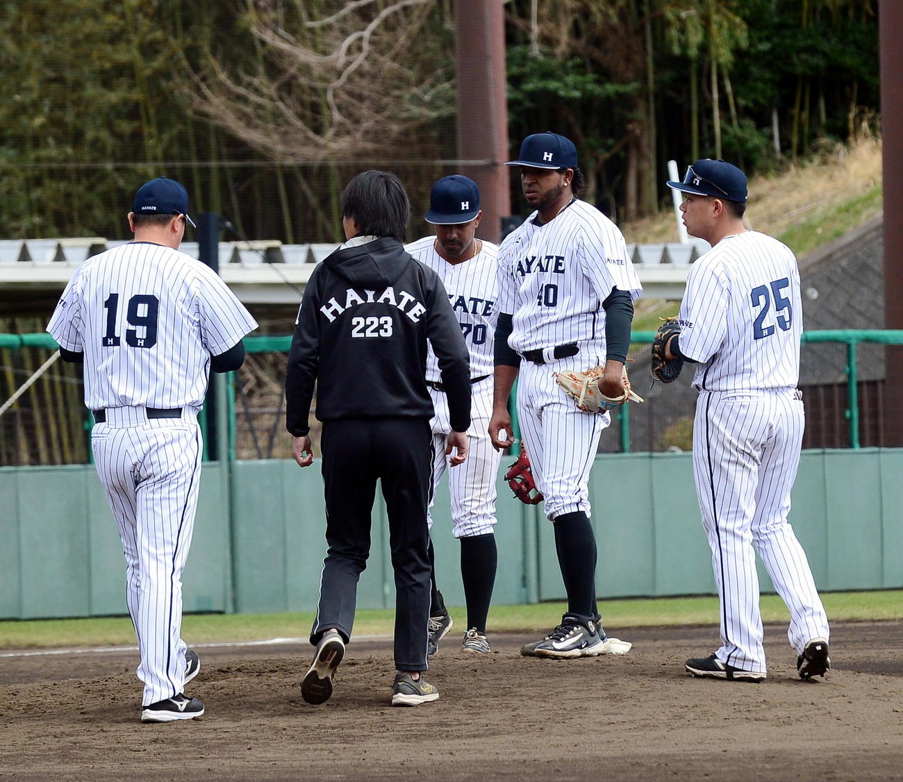 3回、マウンドのモラ（右から2人目）に声をかけにいく赤堀監督