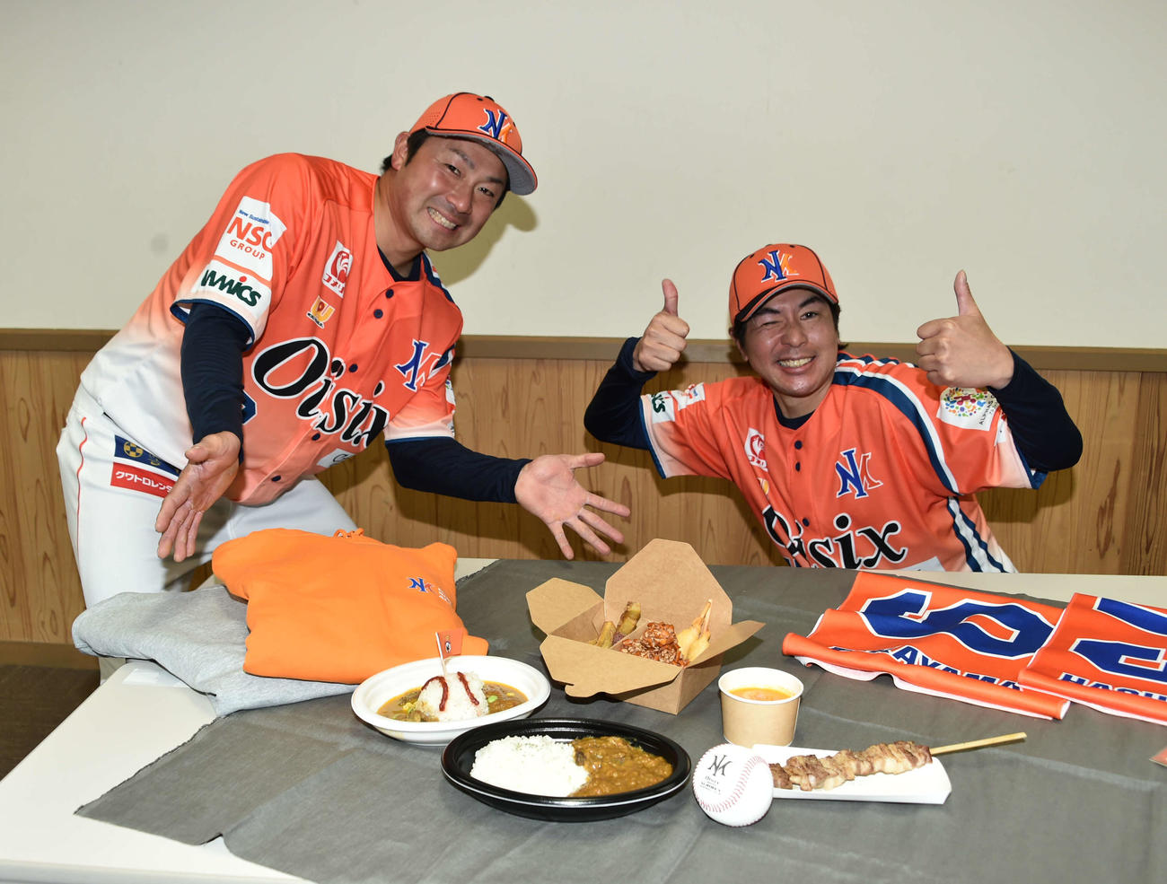 スタジアムグルメをアピールする稲葉（左）と武田投手コーチ