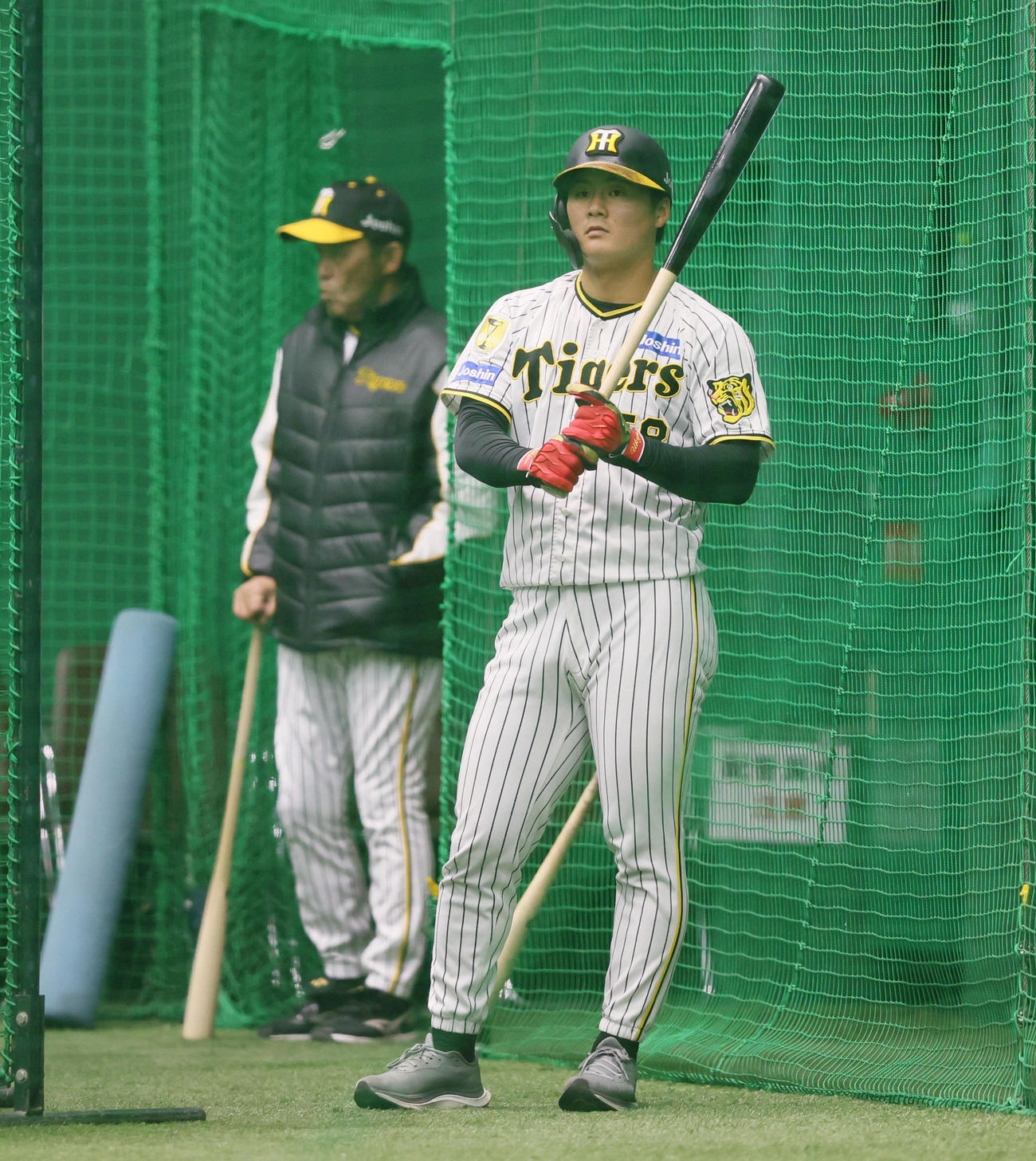 打撃練習へ向かう前川、後方左は岡田監督（撮影・加藤哉）