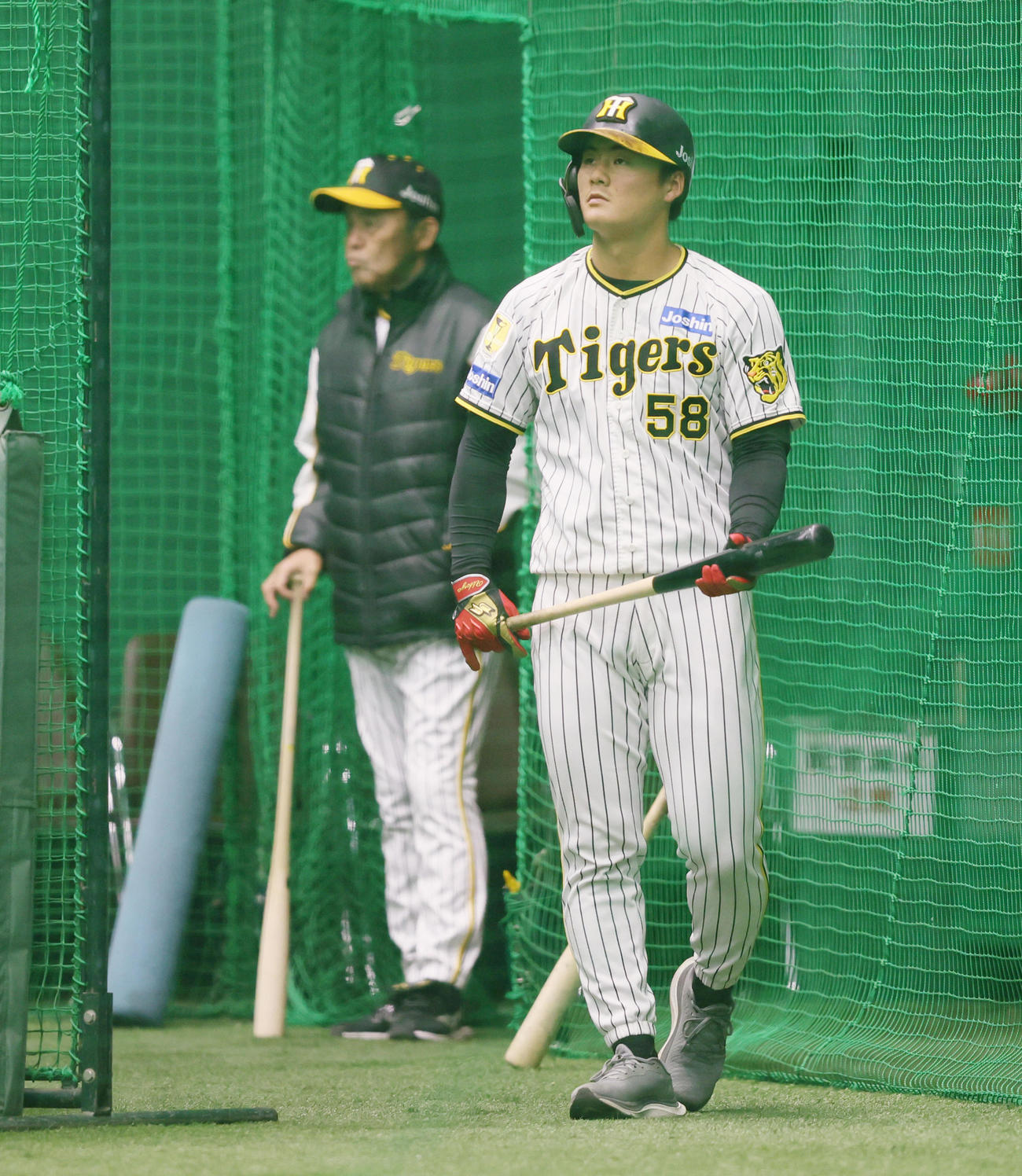 打撃練習へ向かう前川、後方左は岡田監督（撮影・加藤哉）