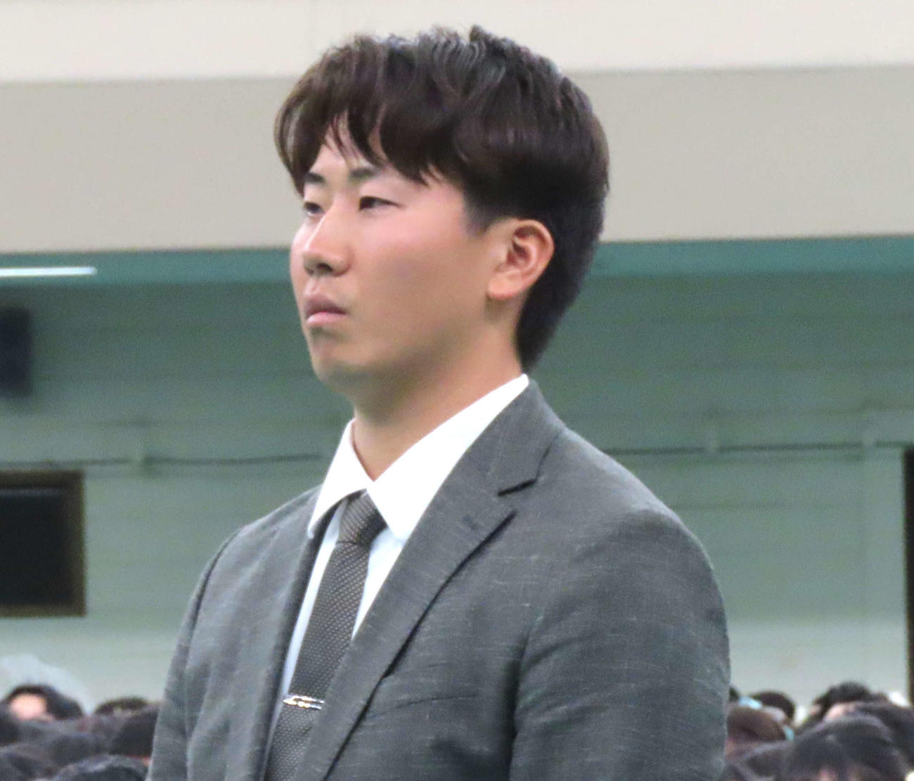 専大の卒業式に出席したヤクルトドラフト1位・西舘（撮影・黒須亮）