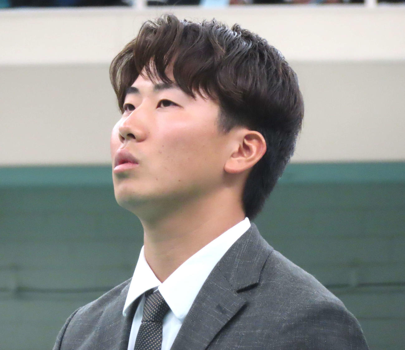 専大の卒業式に出席したヤクルトドラフト1位・西舘（撮影・黒須亮）
