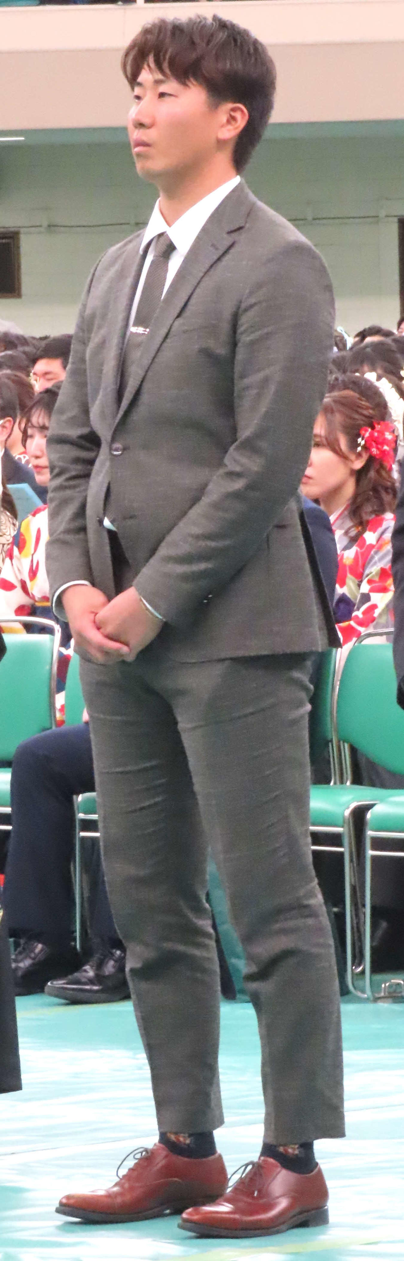 専大の卒業式に出席したヤクルトドラフト1位・西舘（撮影・黒須亮）