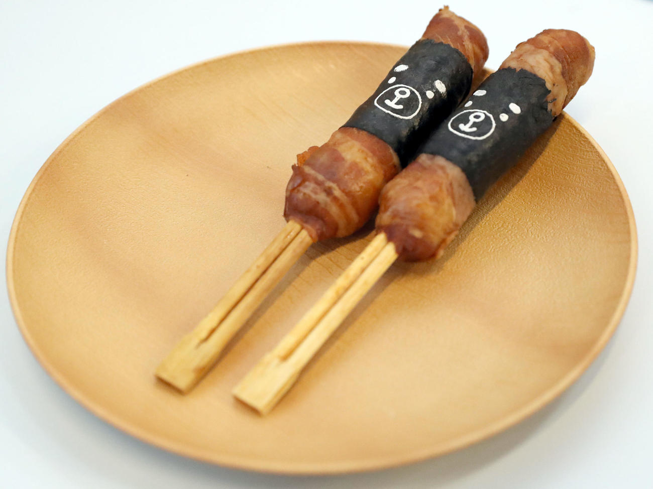 「えふたんCAFE」の肉巻きおにぎりにされられたえふたん（撮影・佐藤翔太）