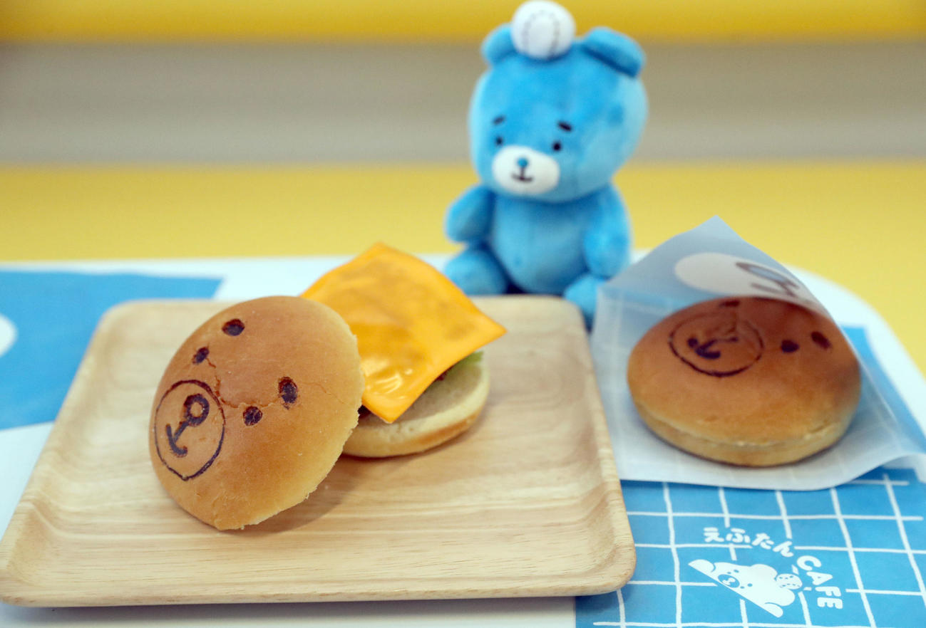 「えふたんCAFE」のえふたんになれる和牛ハンバーガー（撮影・佐藤翔太）