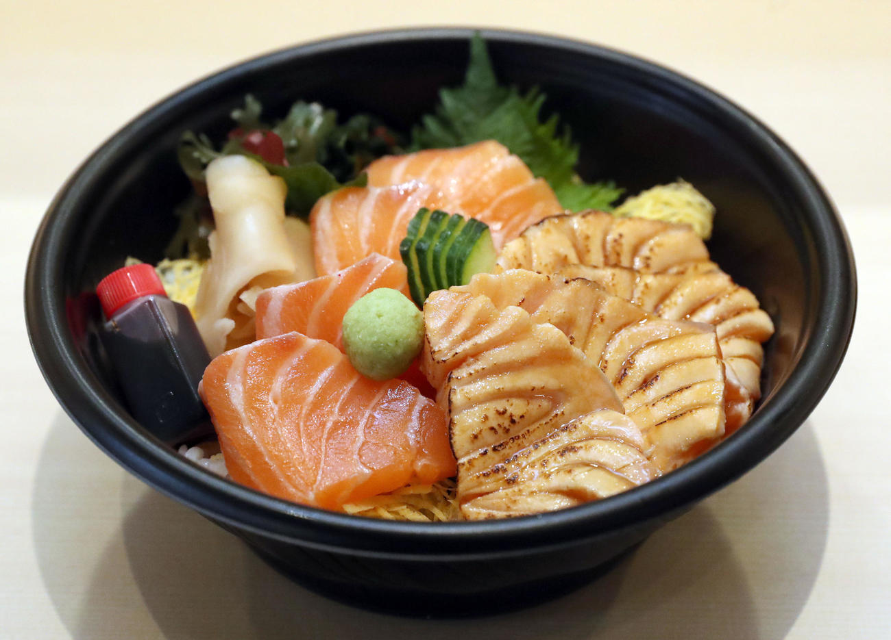 天金の「しゃけまるちらし」（撮影・佐藤翔太）