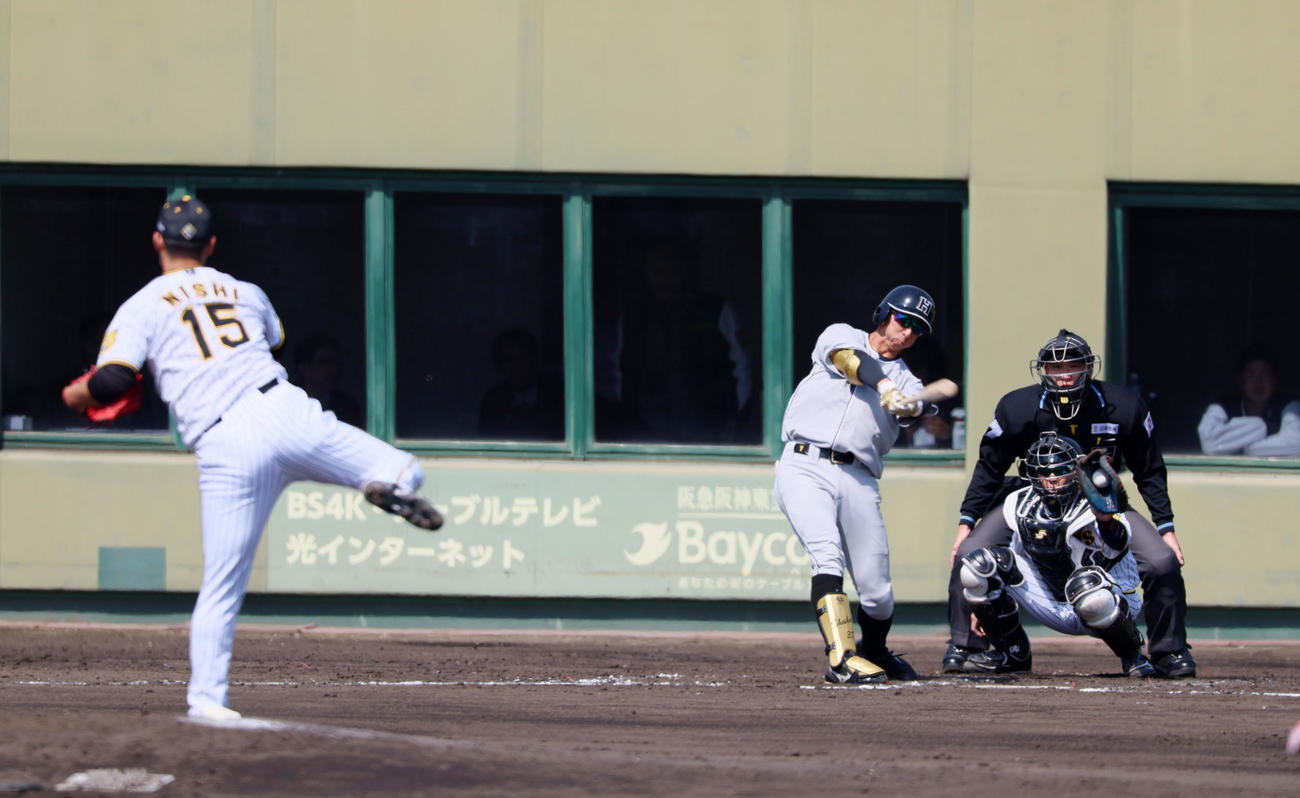 阪神対くふうハヤテ　3回表くふうハヤテ2死一、二塁、福田は三振に倒れる。捕手梅野、投手は西純（撮影・加藤哉）
