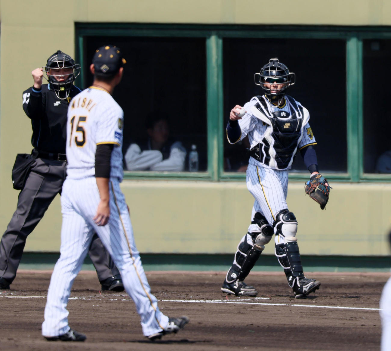阪神対くふうハヤテ　3回表くふうハヤテ2死一、二塁、梅野（右）は福田を三振に仕留めた西純に声を掛ける（撮影・加藤哉）