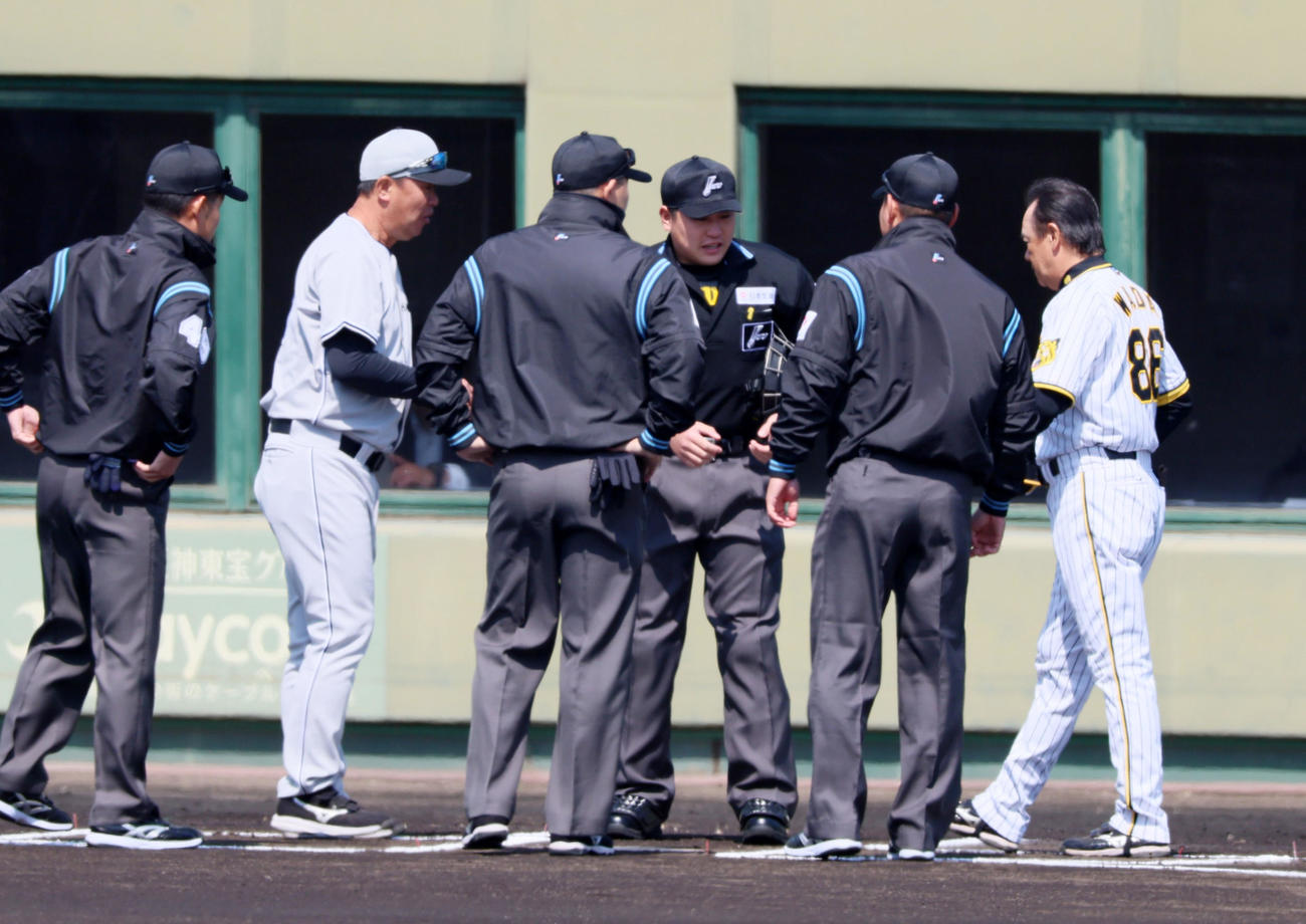 阪神対くふうハヤテ　メンバー表交換する赤堀監督と和田2軍監督（撮影・加藤哉）
