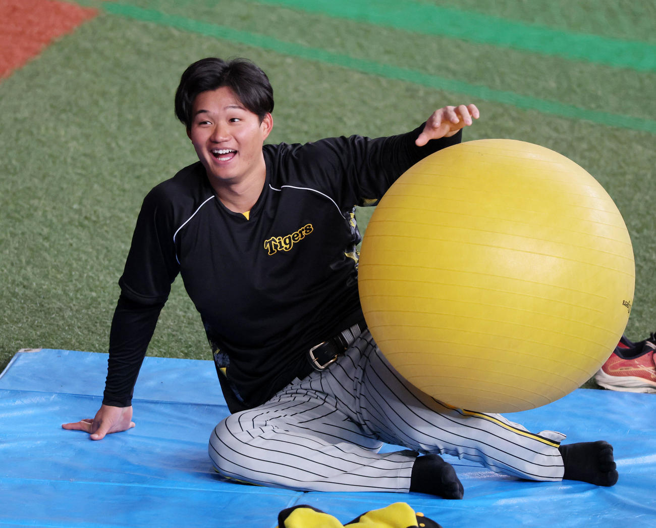 オリックス対阪神　外野でバランスボールを手に笑顔を見せる森下（撮影・加藤哉）
