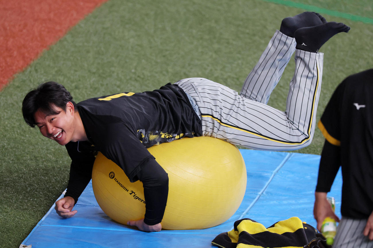 オリックス対阪神　外野でバランスボールに乗る森下（撮影・加藤哉）