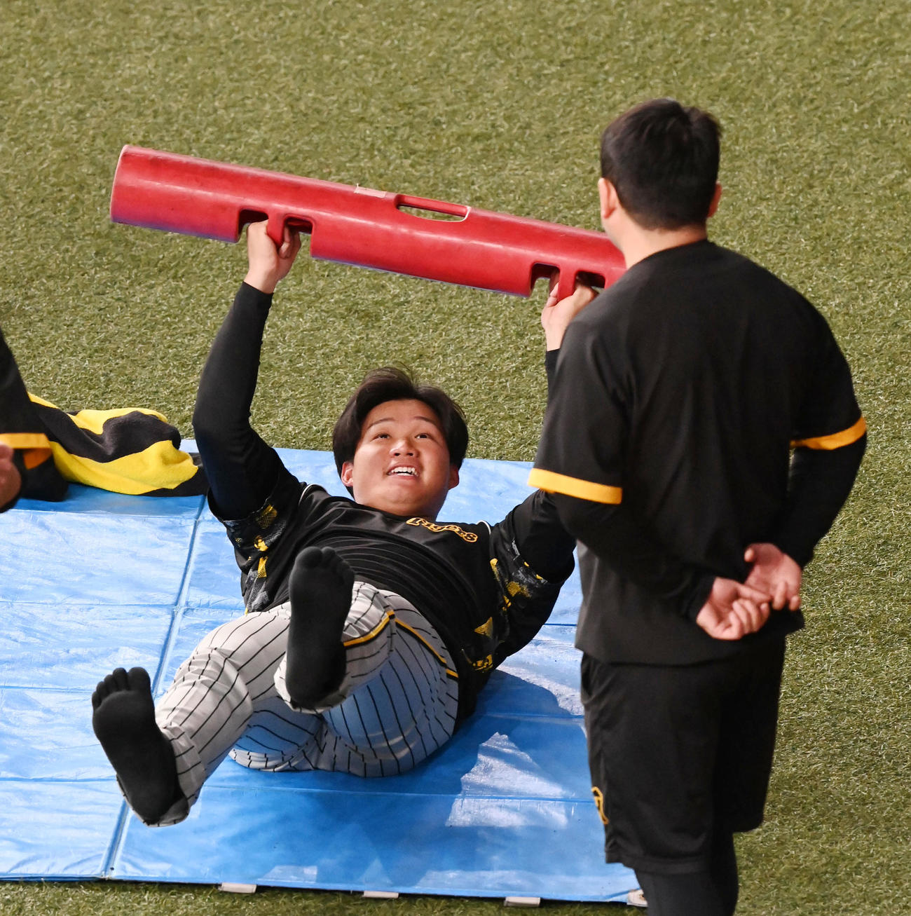 外野で調整する森下（撮影・前岡正明）