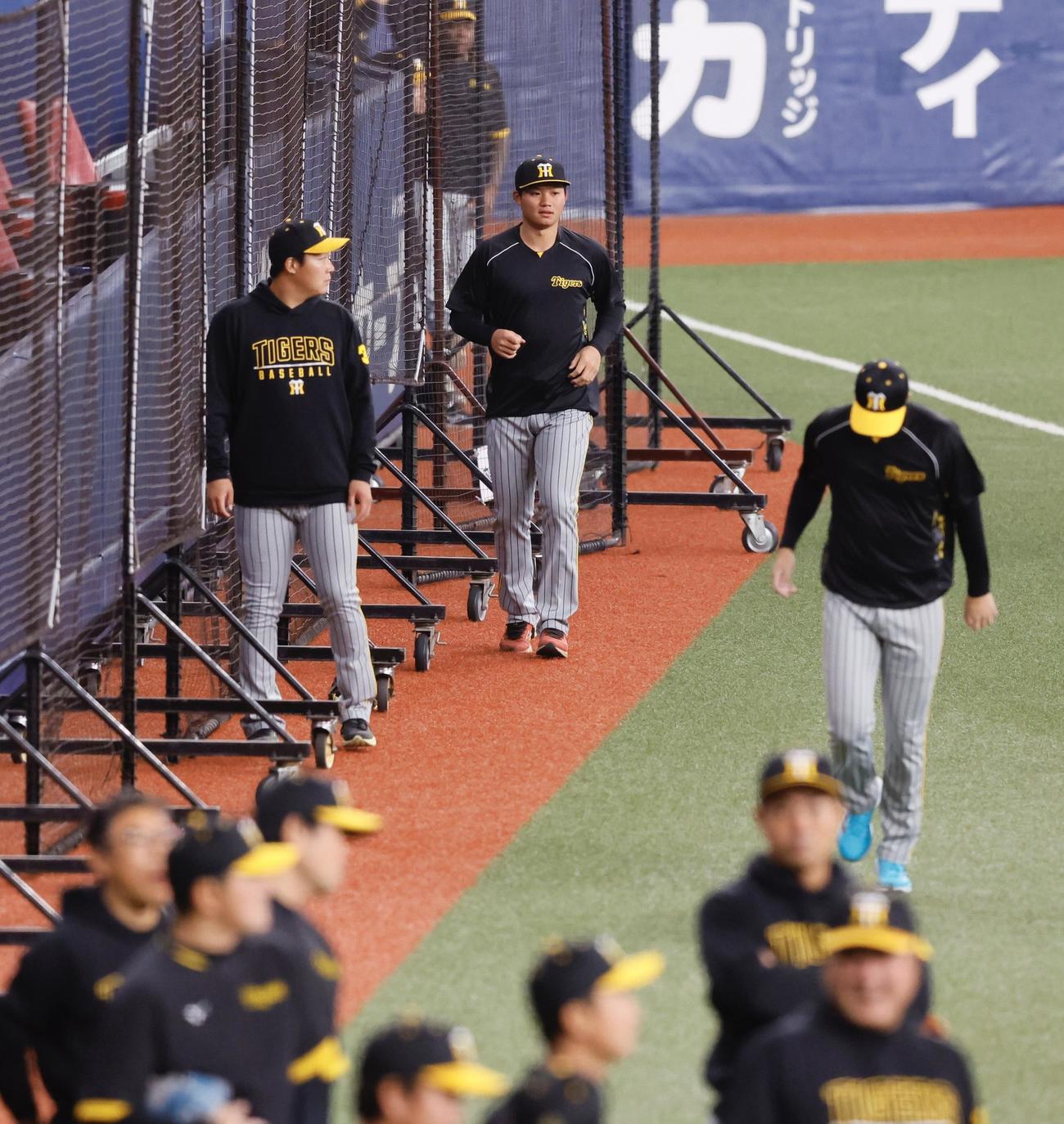 別メニューで調整する阪神森下翔太（奥中央）（撮影・藤尾明華）