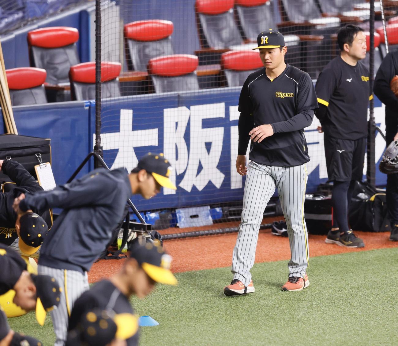 別メニューで調整する阪神森下（奥右から2人）（撮影・藤尾明華）