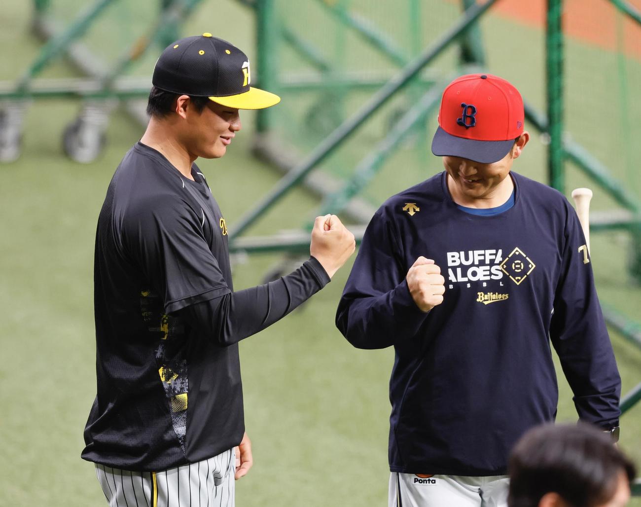 オリックス梵コーチ（右）にあいさつする阪神森下（撮影・藤尾明華