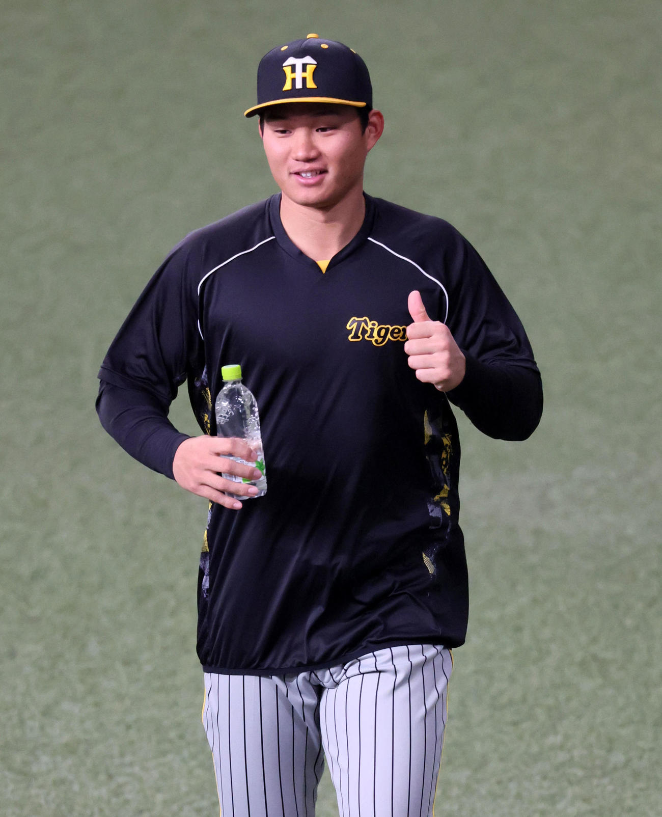 オリックス対阪神　グラウンドに出てサムズアップを見せる森下（撮影・加藤哉）