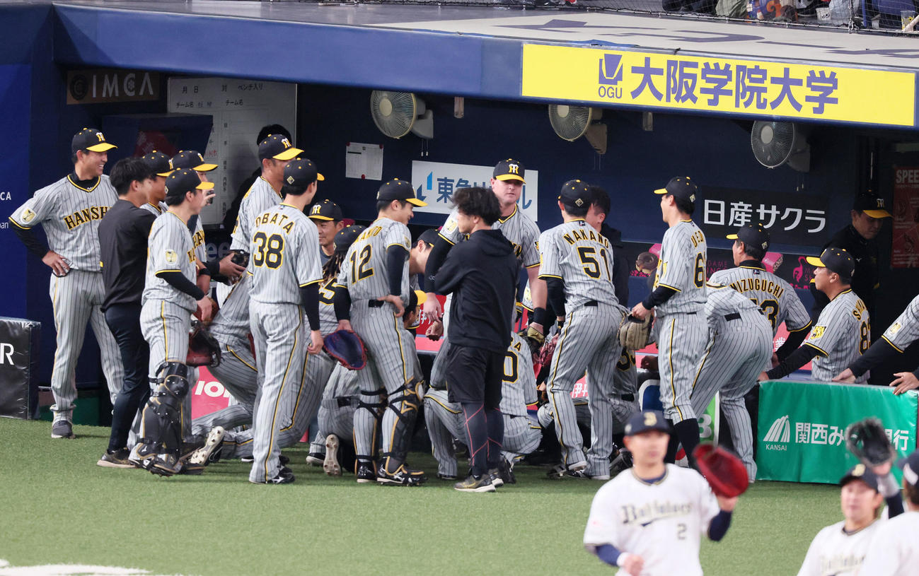 オリックス対阪神　試合前の円陣を組む阪神ナイン（撮影・加藤哉）
