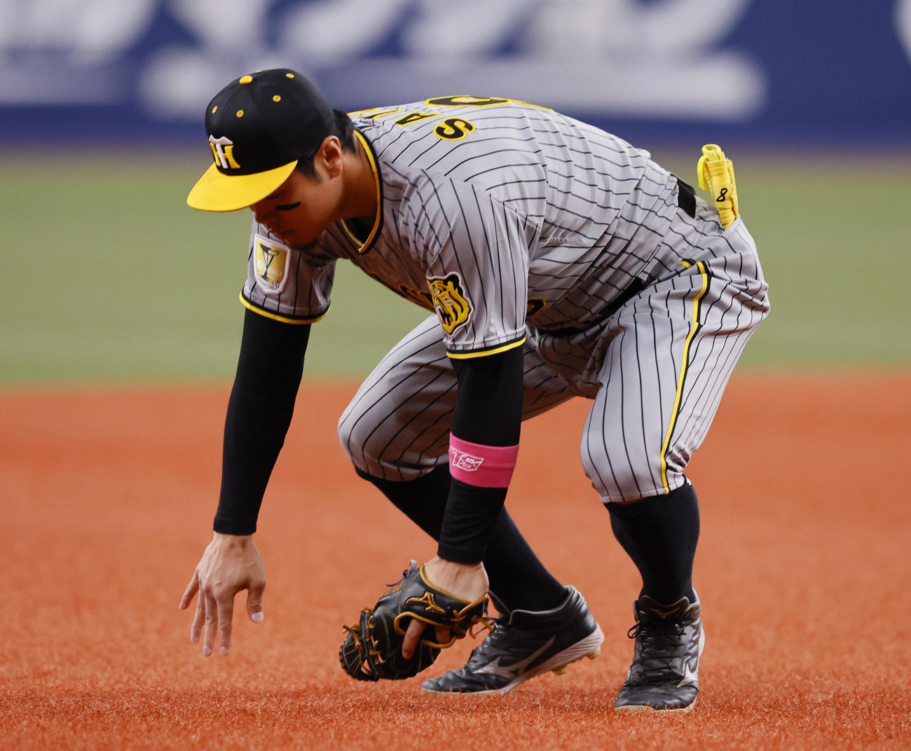 オリックス対阪神　1回裏オリックス2死満塁、紅林の三直をジャンプして好捕する佐藤輝（撮影・藤尾明華）