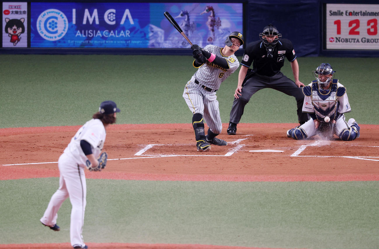 オリックス対阪神　2回表阪神無死、佐藤輝は空振り三振に終わる。投手は宮城（撮影・加藤哉）