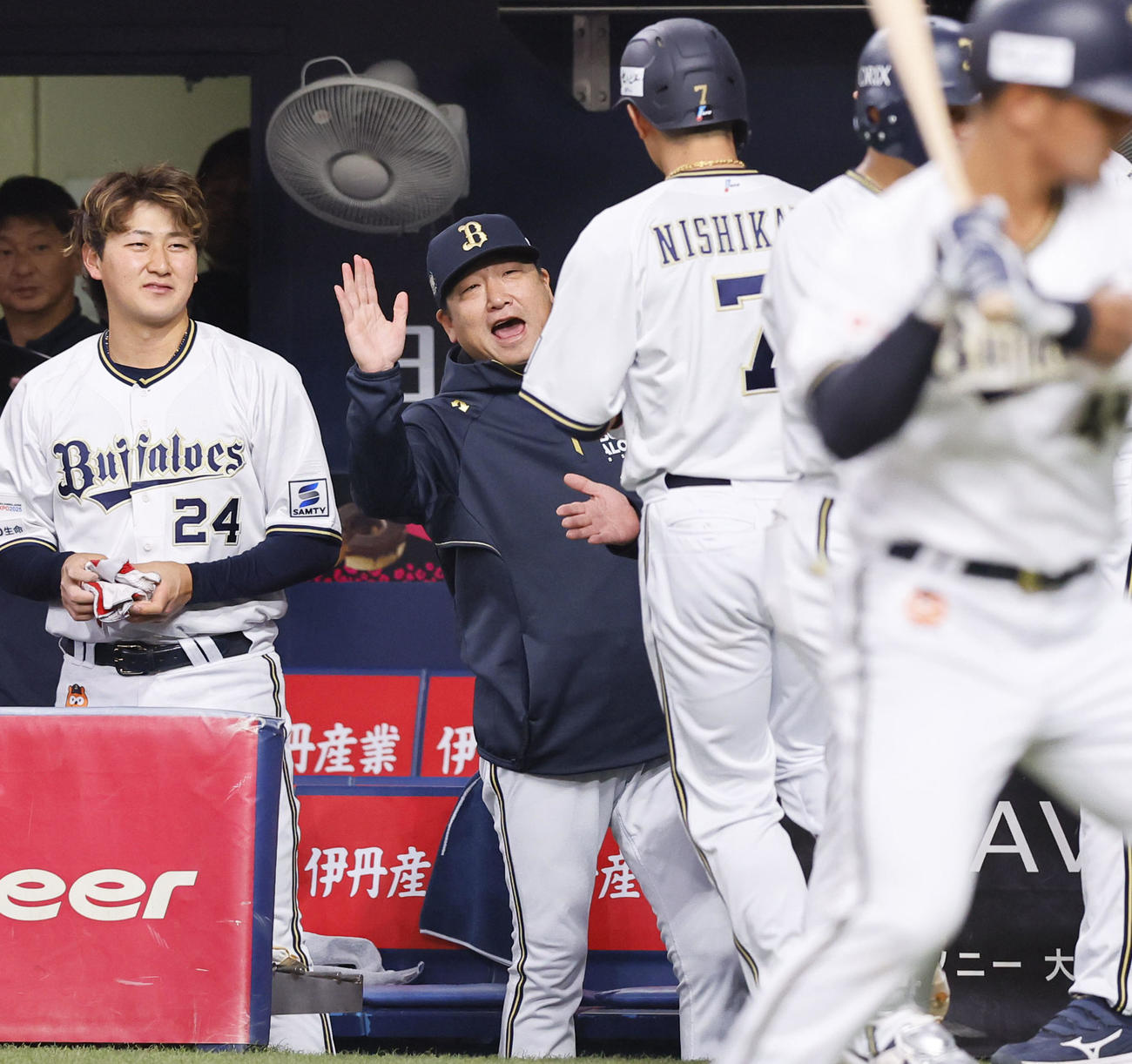 オリックス対阪神　3回裏オリックス無死、本塁打を放った西川を出迎える中嶋監督（中央）（撮影・藤尾明華）