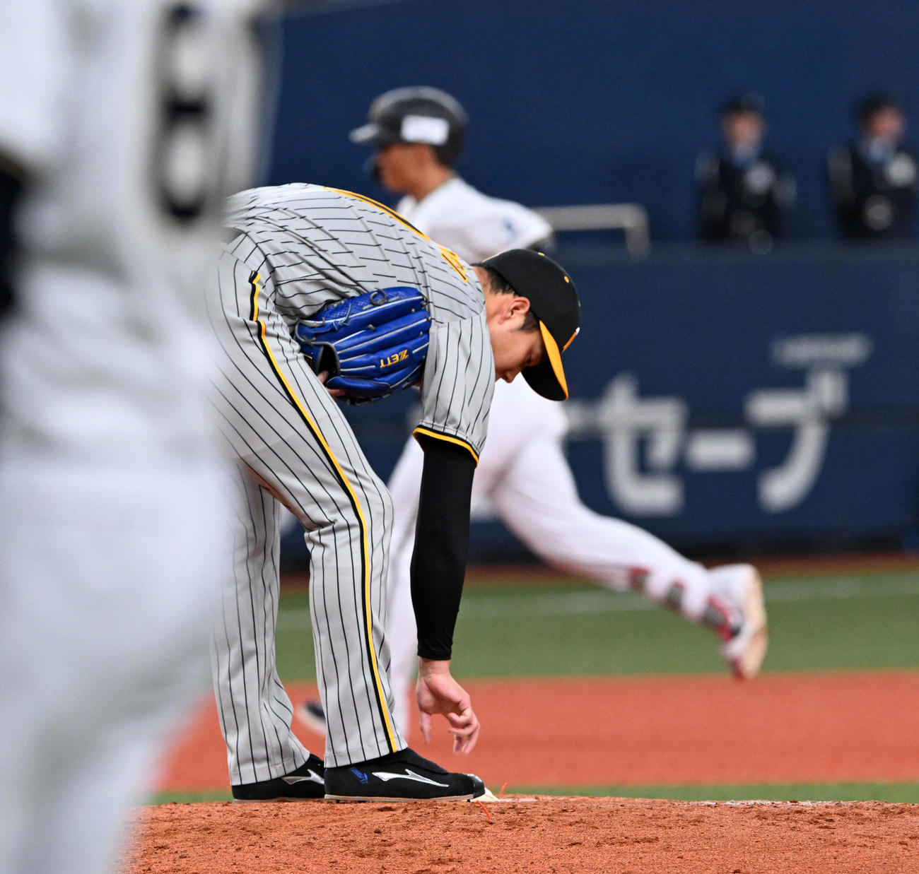 オリックス対阪神　3回裏オリックス無死、西川に左越え本塁打を打たれがっくりする青柳（撮影・前岡正明）