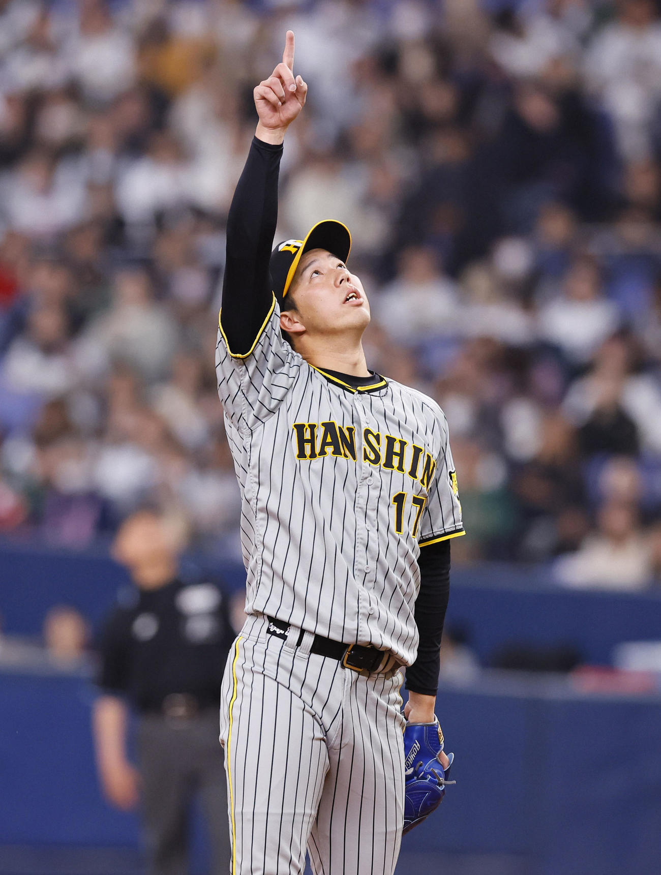 オリックス対阪神　4回裏オリックス1死、ゴンザレスを三邪飛に打ち取り、打球を指さす青柳（撮影・藤尾明華）