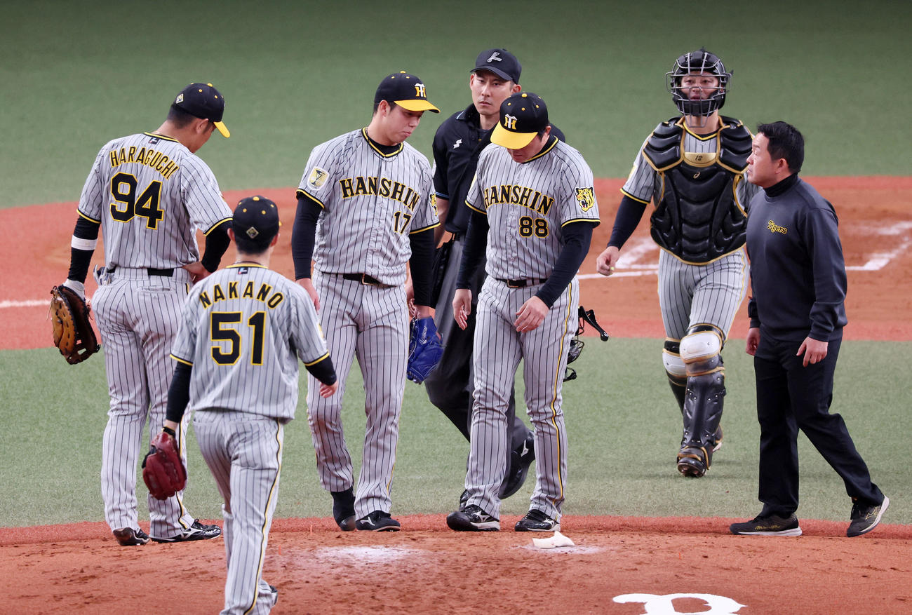 オリックス対阪神　4回裏オリックス無死、打者紅林のとき阪神先発青柳が負傷しマウンドにナインが集まった（撮影・加藤哉）