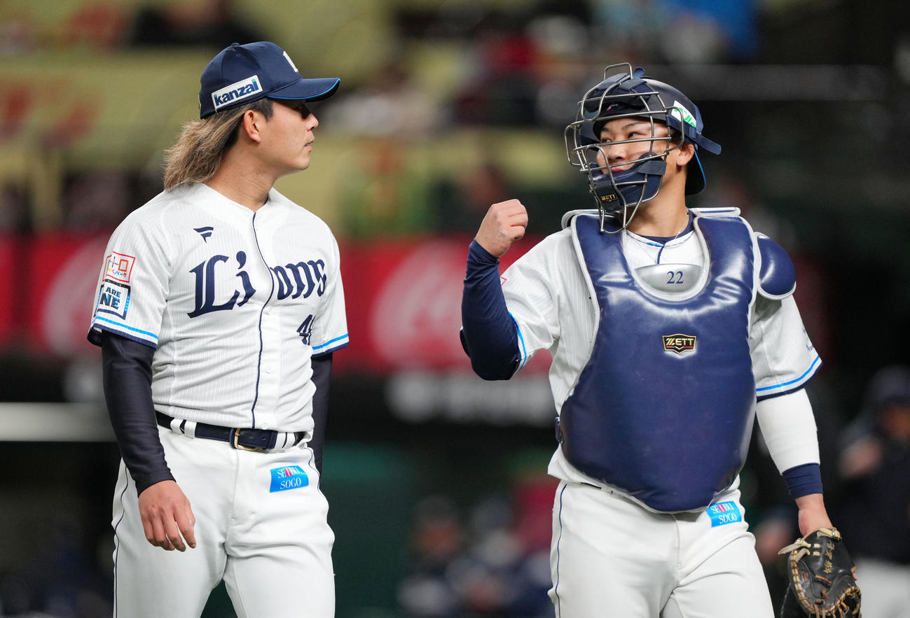 西武対ヤクルト　3回表を無失点に抑えベンチへ引き揚げる西武今井（左）と古賀（撮影・横山健太）