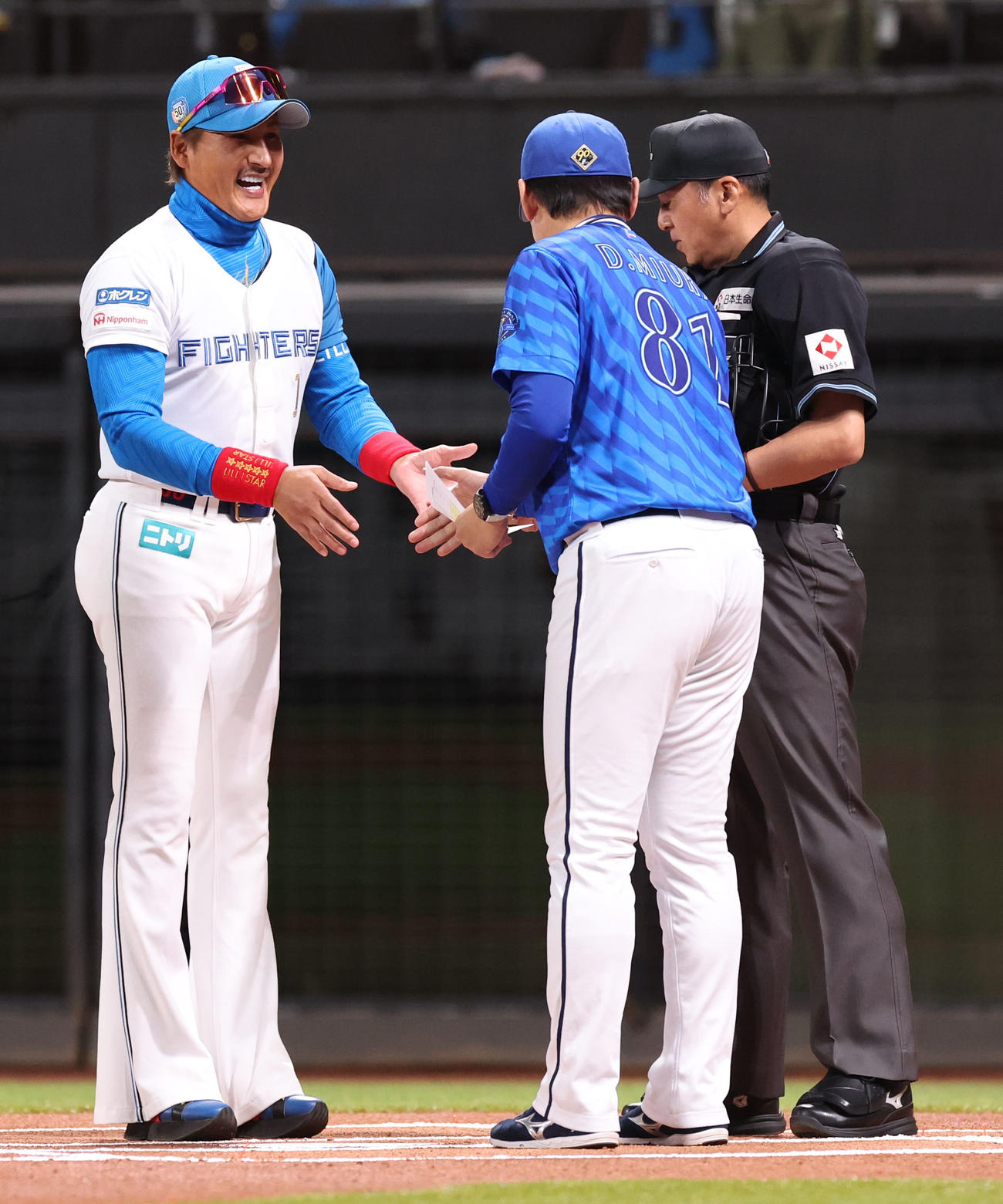 日本ハム対DeNA　試合前、メンバー表を交換する日本ハム新庄監督（左）とDeNA三浦監督（撮影・佐藤翔太）