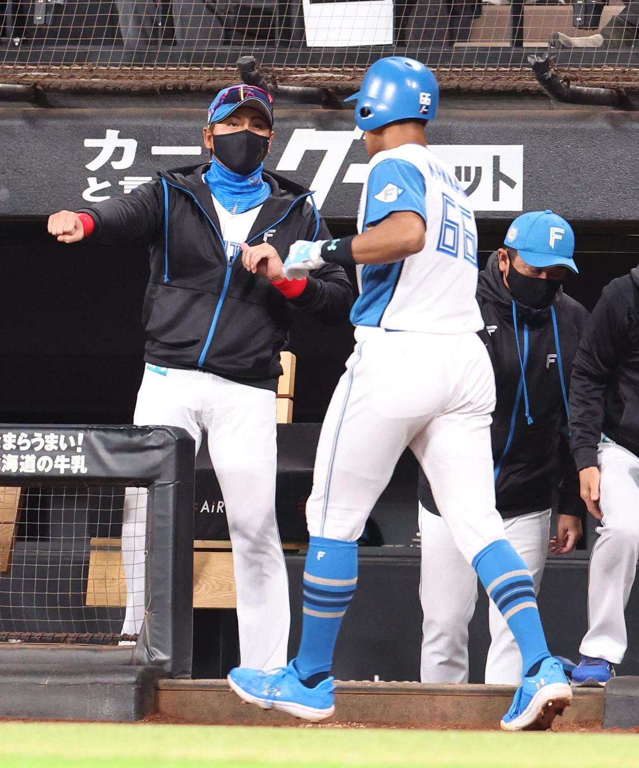 日本ハム対DeNA 1回裏日本ハム2死二塁、新庄監督（左）はマルティネスの適時二塁打で生還した万波を出迎える（撮影・佐藤翔太）