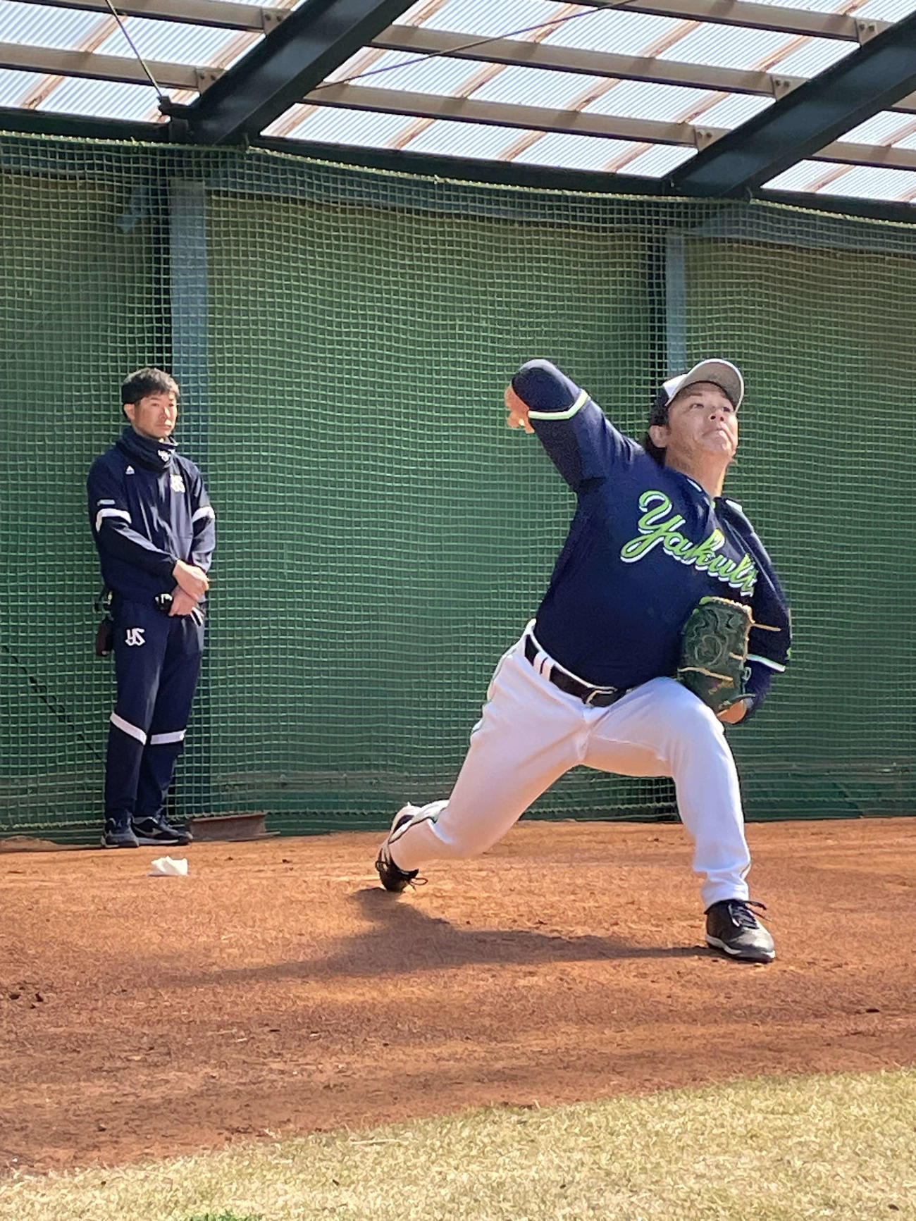 ブルペン入りしたヤクルト小川