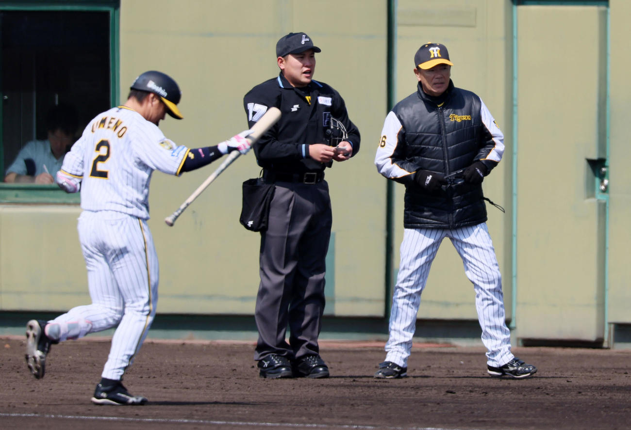 阪神対くふうハヤテ　3回裏を終え選手交代を告げる和田2軍監督。左は中飛を打ち上げてベンチへ引き揚げる梅野（撮影・加藤哉）