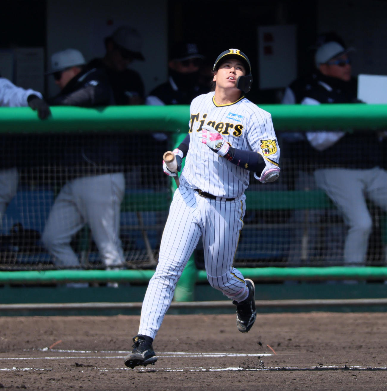 阪神対くふうハヤテ　3回裏阪神2死一塁、梅野は中飛を打ち上げる（撮影・加藤哉）