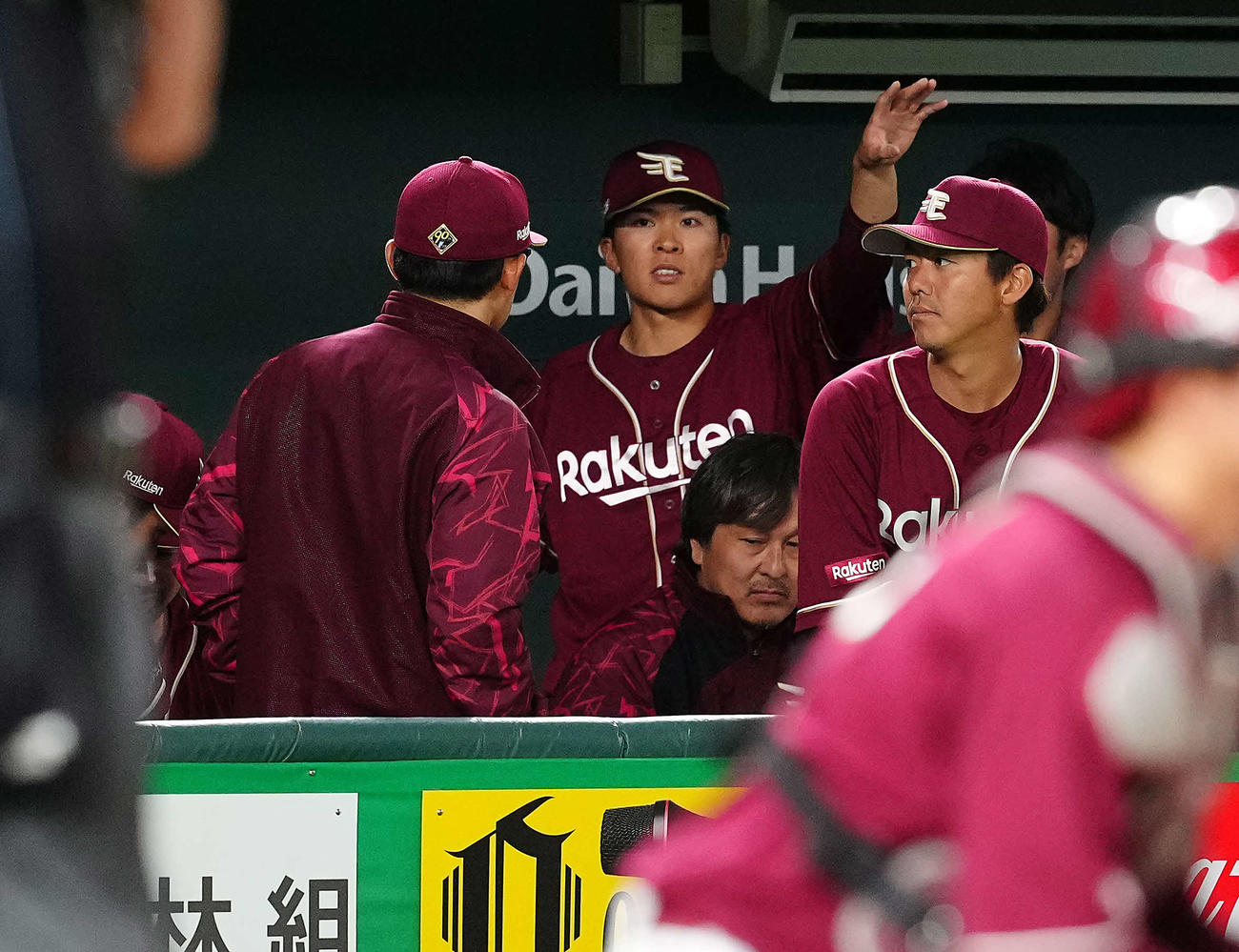 巨人対楽天　5回途中でマウンドを降りた楽天の先発早川は、今江監督とベンチで話をする（撮影・たえ見朱実）
