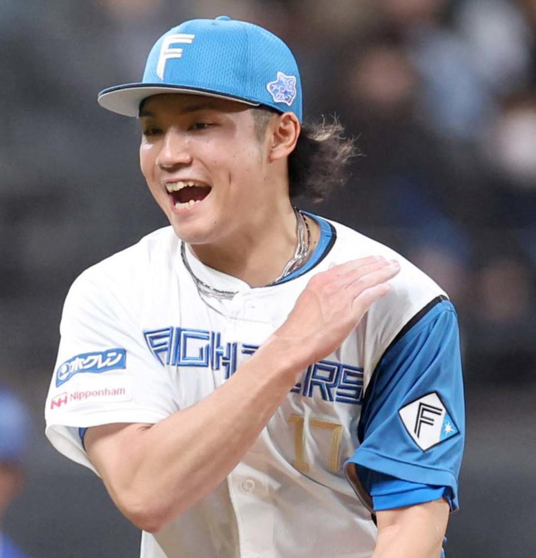 日本ハム対DeNA 5回表DeNA2死二、三塁、度会を三振に仕留めグラブをたたく伊藤（撮影・黒川智章）