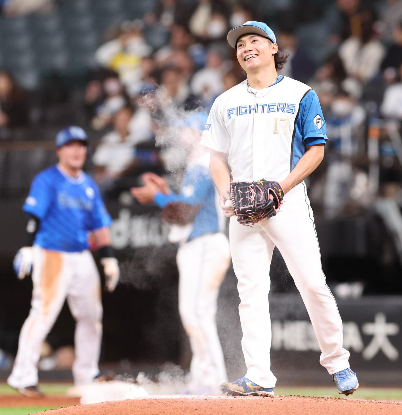 日本ハム対DeNA 2回表DeNA無死一塁、宮崎に粘られ苦笑いの伊藤（撮影・佐藤翔太）