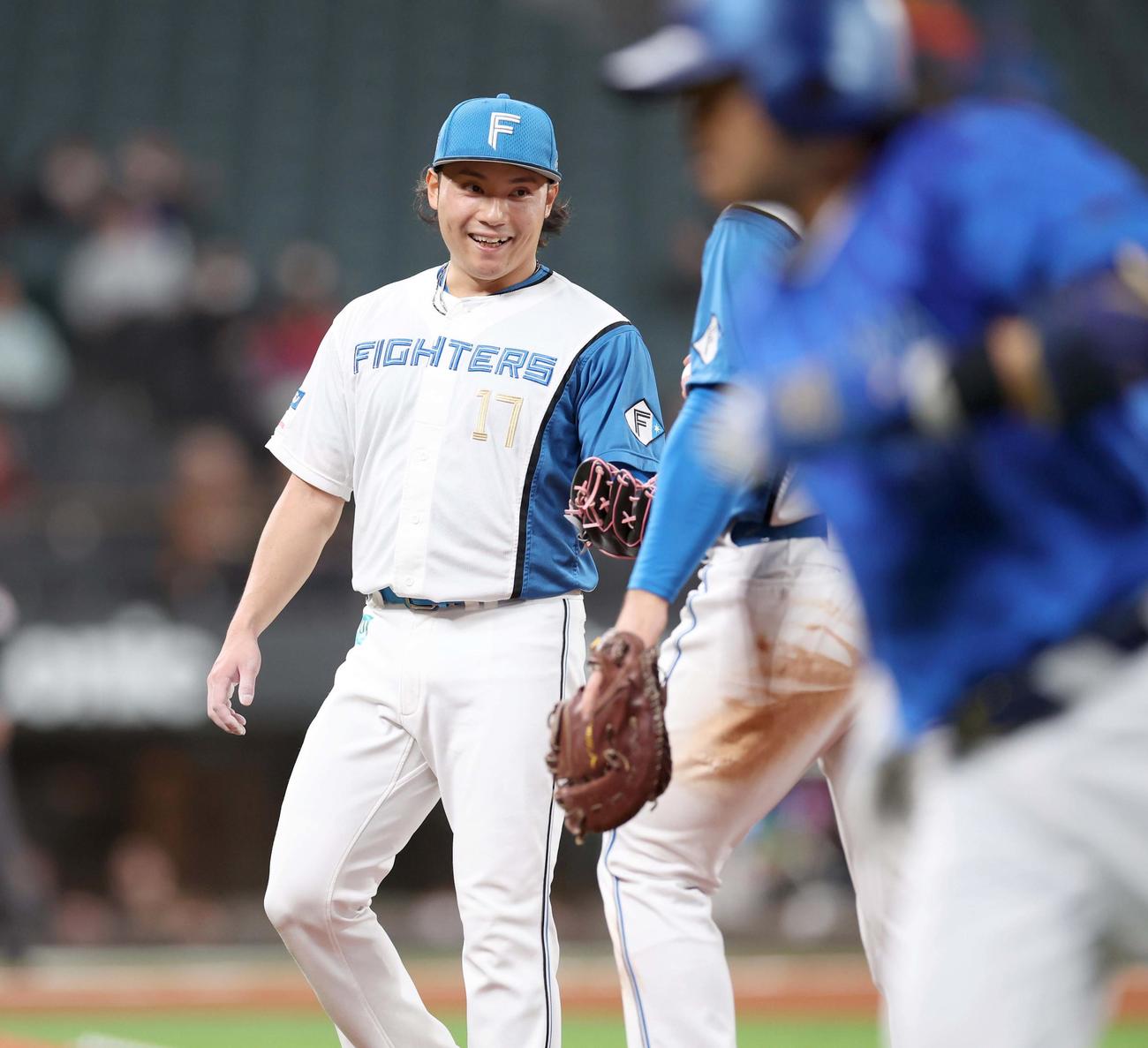 日本ハム対DeNA 2回表DeNA無死一塁、宮崎を二ゴロにとり笑顔の伊藤（撮影・黒川智章）