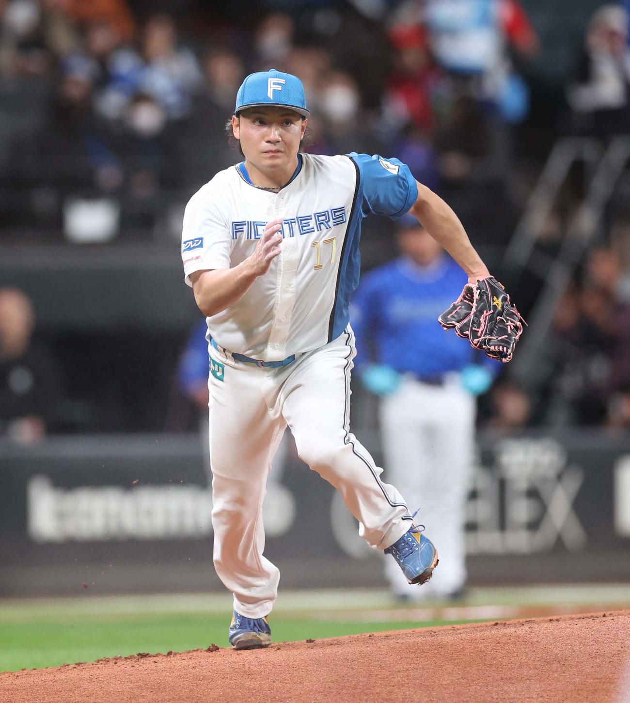 日本ハム対DeNA 1回表DeNA2死、佐野を一ゴロにとりベースカバーに走る伊藤（撮影・黒川智章）