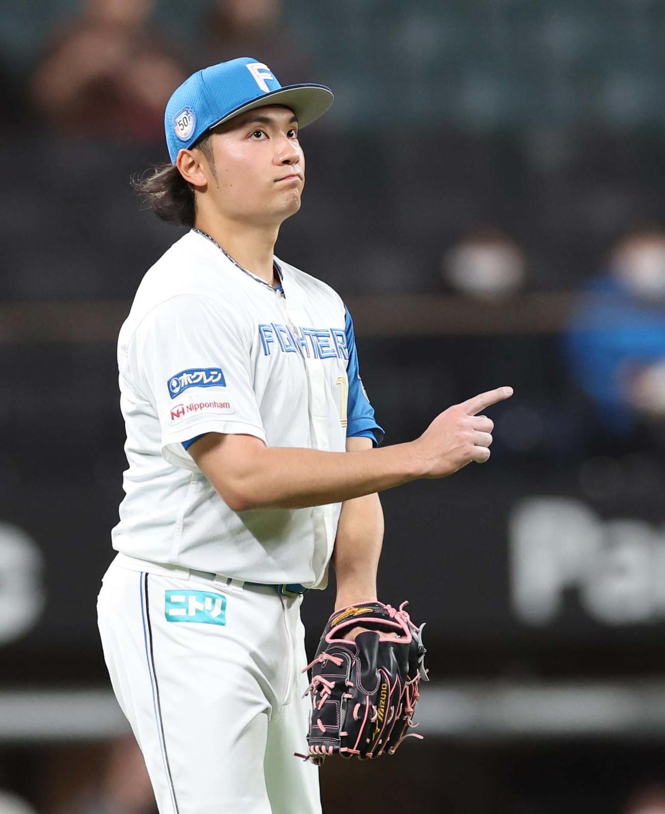 日本ハム対DeNA 1回表、無失点に抑える伊藤（撮影・黒川智章）