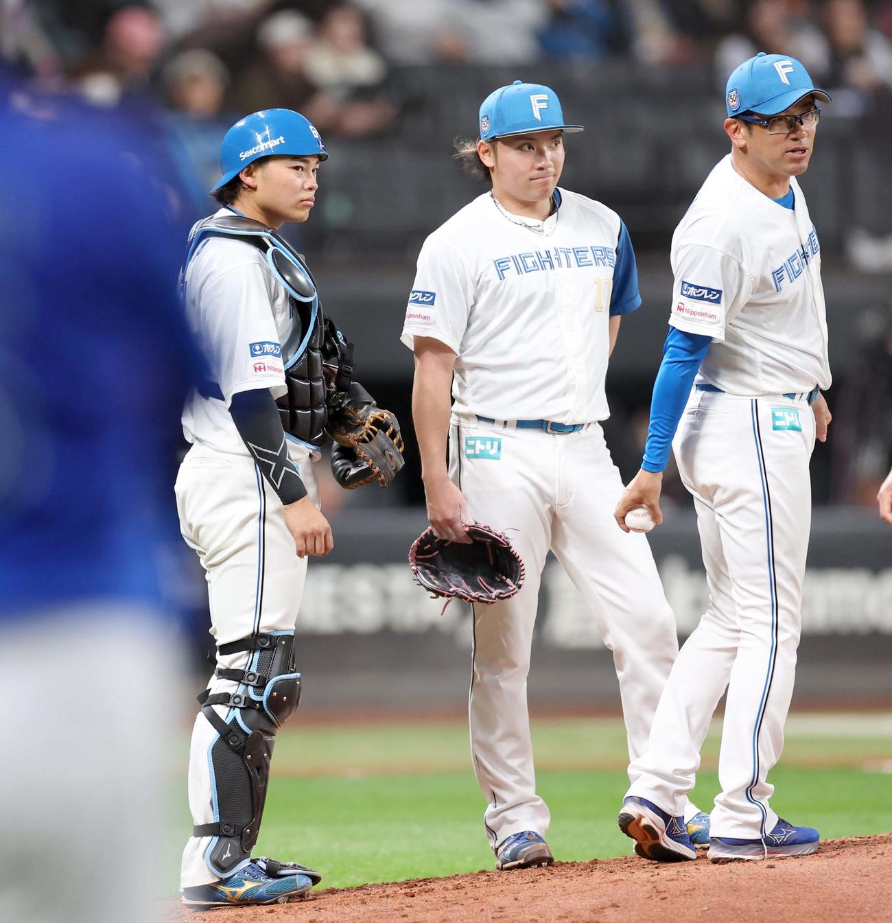 日本ハム対DeNA 6回表、マウンドに集まる田宮（左）と伊藤（中央）（撮影・黒川智章）