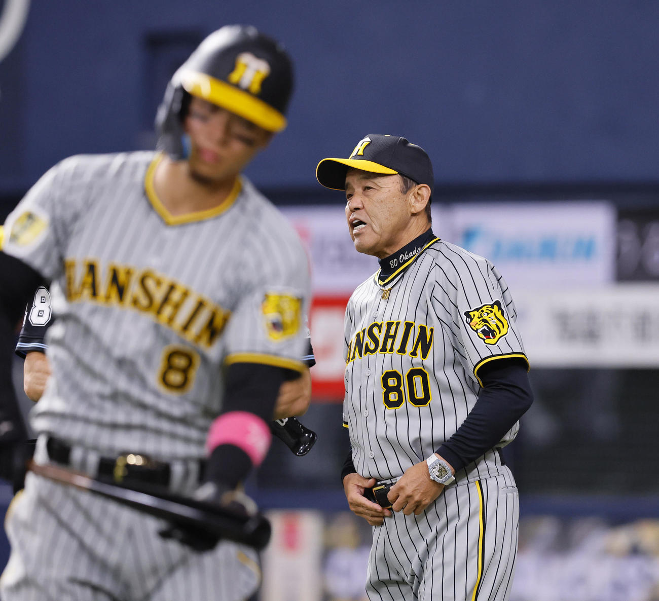 オリックス対阪神　5回、交代を告げる阪神岡田監督（撮影・藤尾明華）