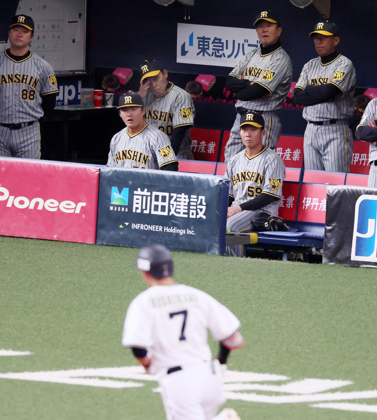オリックス対阪神　3回裏オリックス無死、岡田監督（左から3人目）は右越え本塁打を放った西川を見つめる（撮影・加藤哉）
