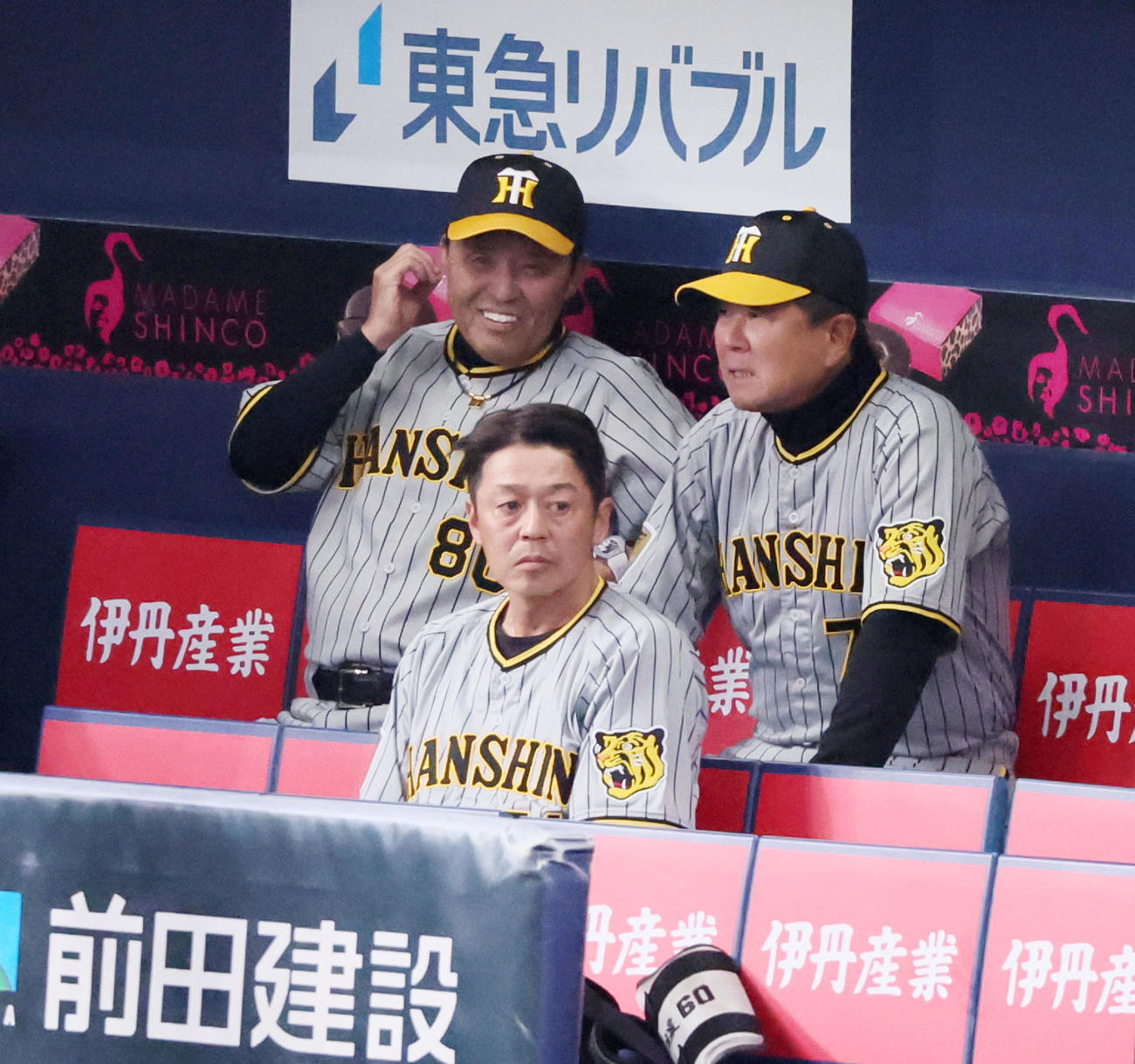 オリックス対阪神　4回表を終えベンチで平田ヘッドコーチ（右）と話す岡田監督（撮影・加藤哉）